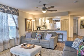 TV, fireplace, DVD player, books - Lakefront Branson Condo w/ Porch & Dock Access (Branson)