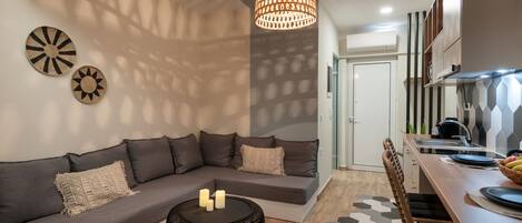 Deluxe Apartment, Balcony, Mountain View (Blue Apt) | Coin séjour