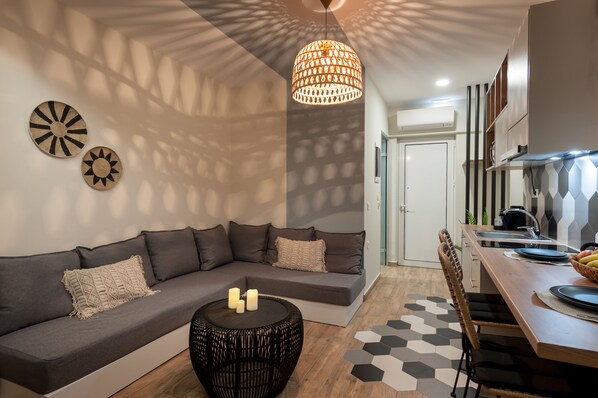 Deluxe Apartment, Balcony, Mountain View (Blue Apt) | Living area