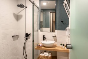 Deluxe Apartment, Balcony, Mountain View (Blue Apt) | Bathroom
