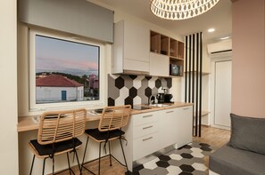 Deluxe Apartment, Balcony, Mountain View (Pink Apt) | In-room dining