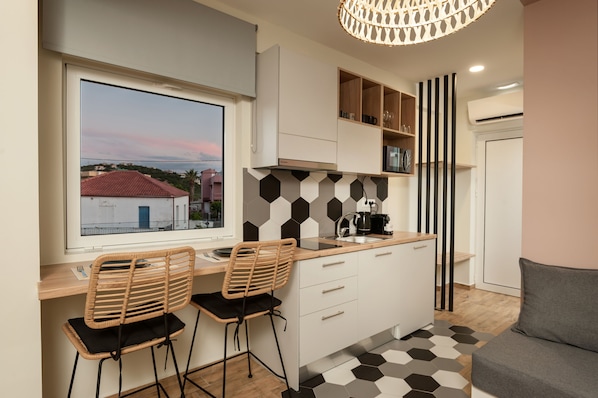 Deluxe Apartment, Balcony, Mountain View (Pink Apt) | In-room dining