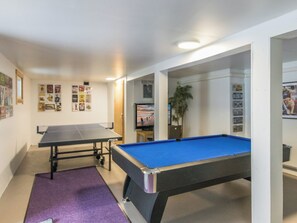 A room with a pool table, a ping pong table, and a billiards table. - Uulanlinna a, paritalo by Interhome (Hyrynsalmi)