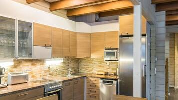 Fridge, microwave, dishwasher, cookware/dishes/utensils
