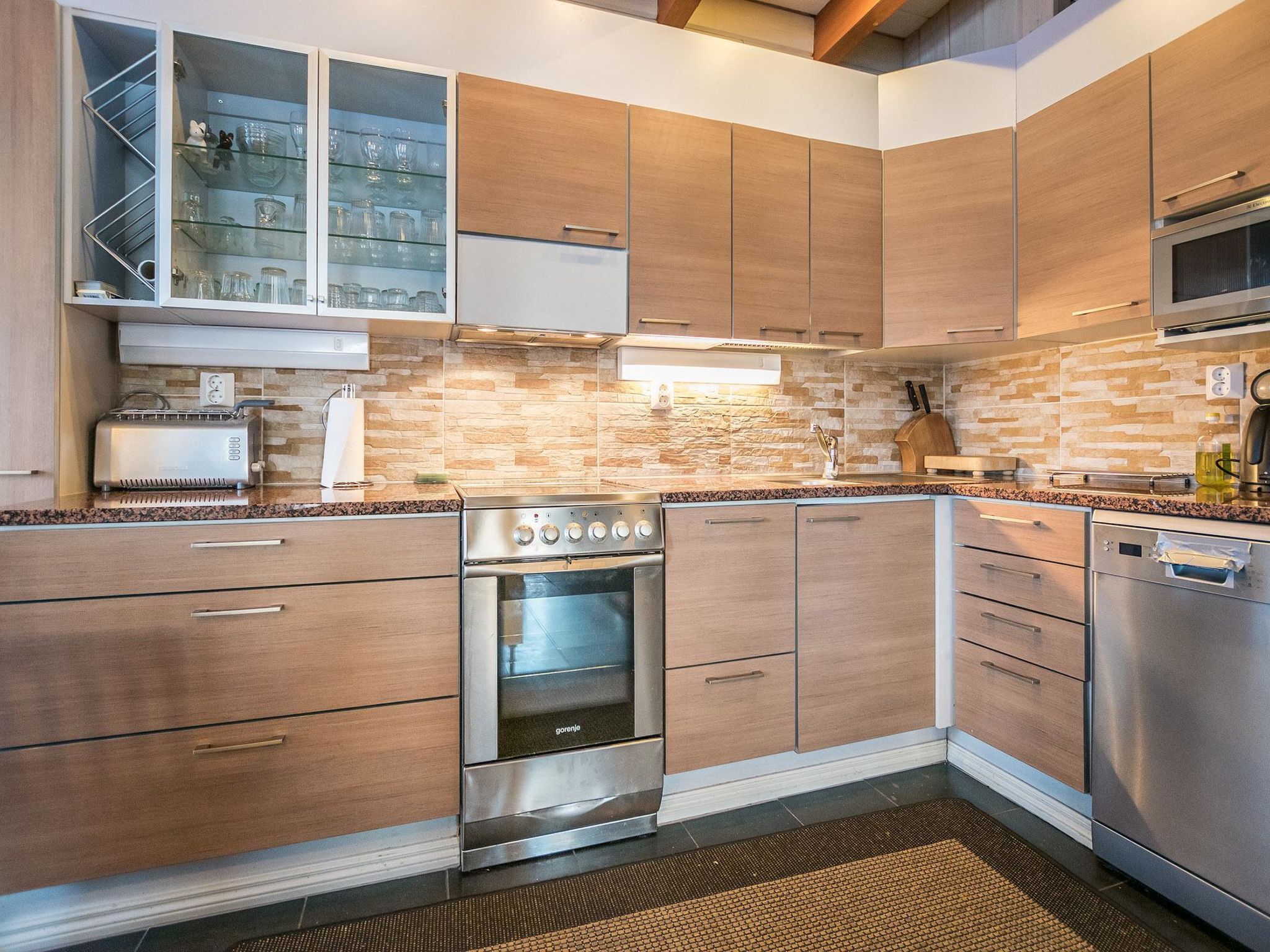 Jääkaappi, mikroaaltouuni, astianpesukone