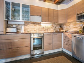 Refrigerador, microondas, lavavajillas y utensilios de cocina 