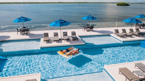 PRIVATE PENTHOUSE VIEWS on the TOP/5th FLOOR!! 1 Bedroom Condo at SUNSET CARIBE!