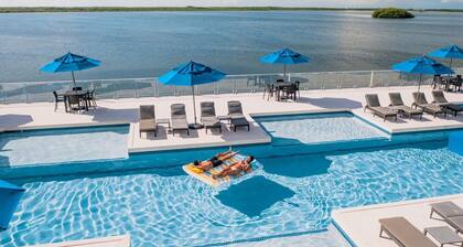 PRIVATE PENTHOUSE VIEWS on the TOP/5th FLOOR!! 1 Bedroom Condo at SUNSET CARIBE!