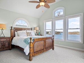 5 habitaciones, escritorio y tabla de planchar con plancha 