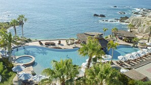 Alberca al aire libre y alberca climatizada