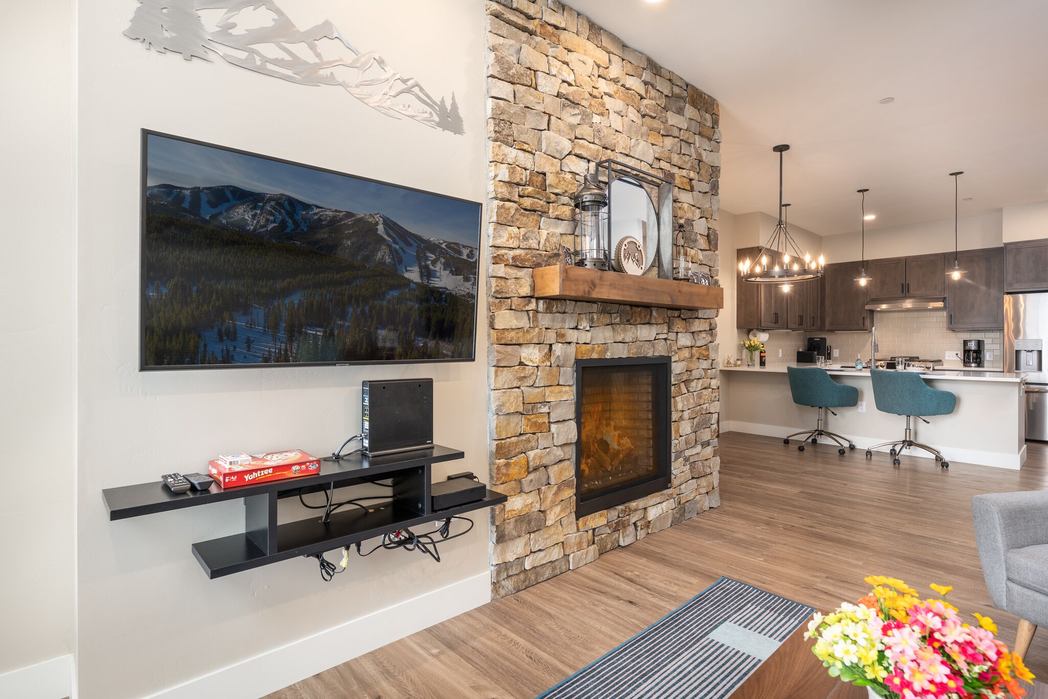 Heart of downtown newly listed, walk to cafes, bars, shopping and more! TE 209