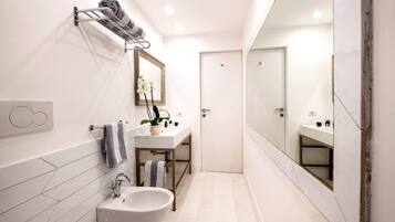 Doccia, asciugacapelli, bidet, asciugamani