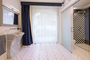 Douche, sèche-cheveux, bidet, serviettes fournies