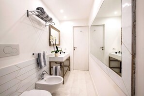 Douche, sèche-cheveux, bidet, serviettes fournies