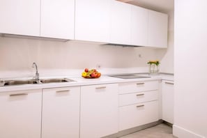 Frigorifero, microonde, forno, piano cottura