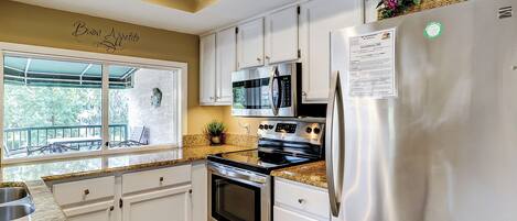 Kühlschrank, Mikrowelle, Herdplatte, Geschirrspüler