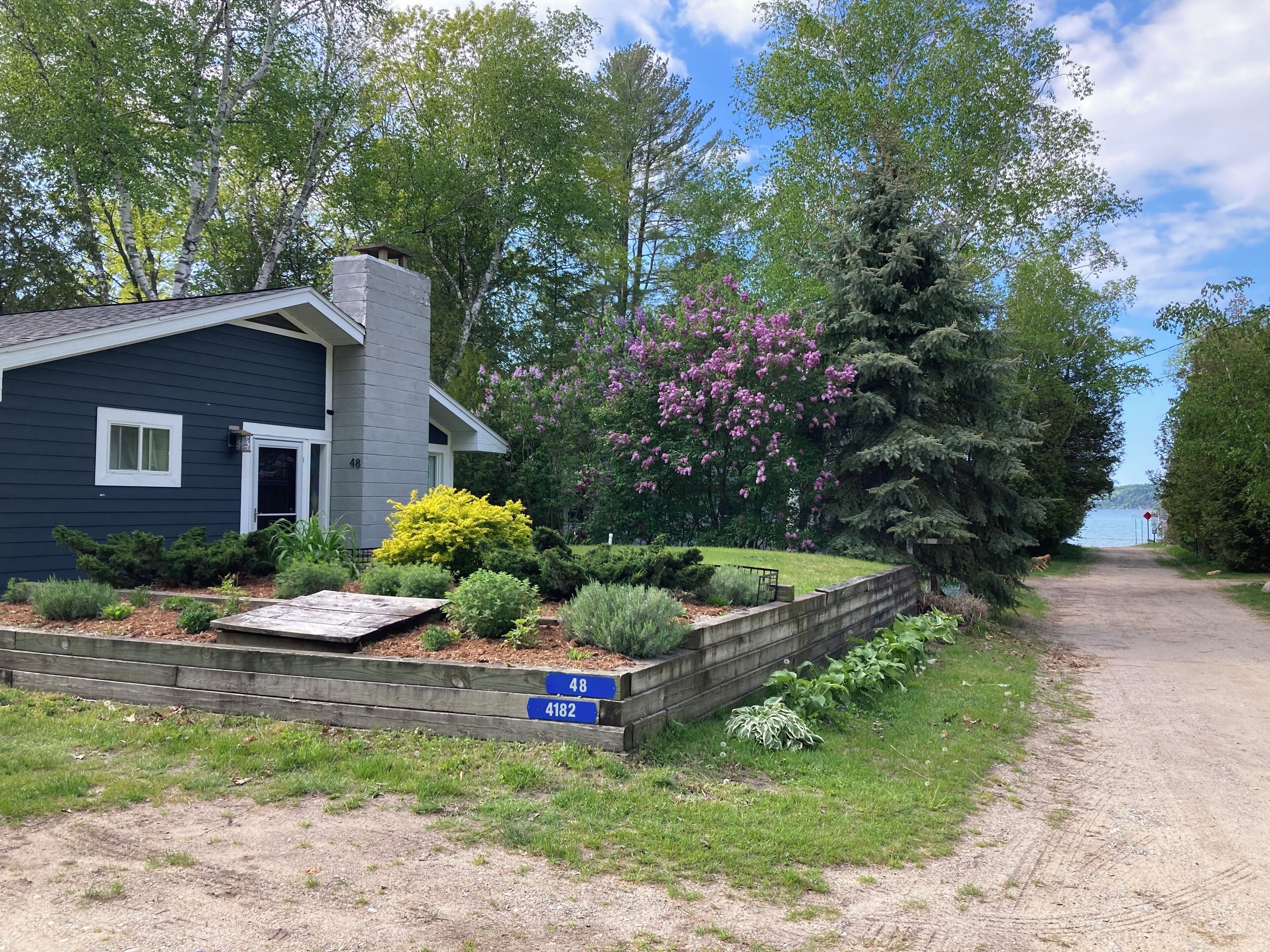 Updated cottage w/ Crystal Lake access, quiet location