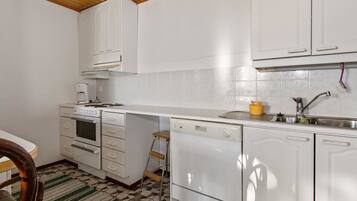 Fridge, microwave, dishwasher, cookware/dishes/utensils