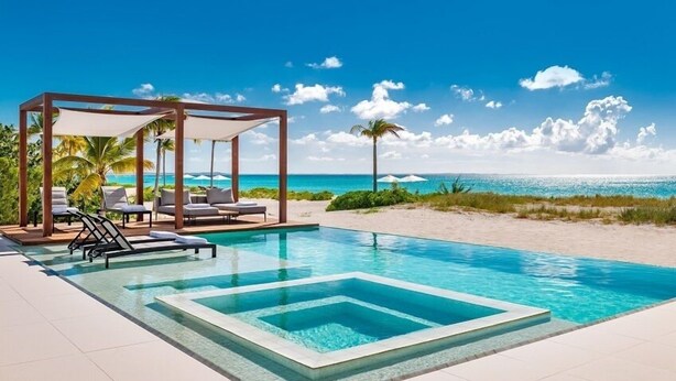 Une piscine avec des chaises longues et un cabanon au bord de la plage.