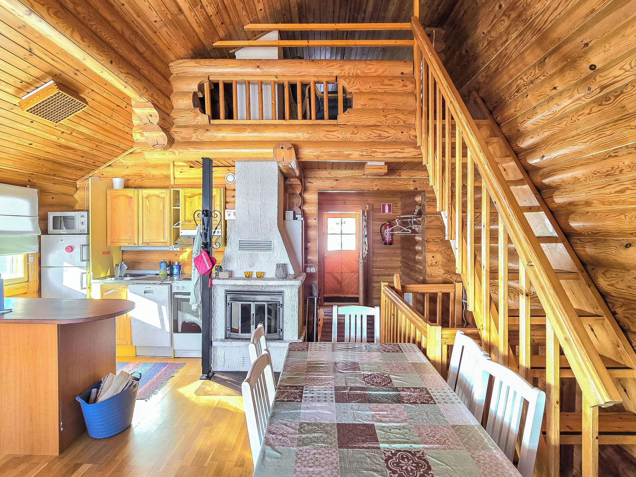 Fridge, microwave, dishwasher, cookware/dishes/utensils