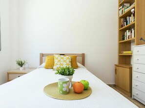 3 habitaciones, tabla de planchar con plancha y cuna de viaje 