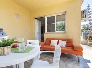 An outdoor patio area with a white table, chairs, a wicker basket, and a grill. - Stunning private villa for 5 guests with A/C, WIFI, TV, patio and pets allowed (Deltebre)