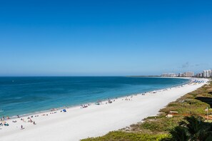 على الشاطئ، مناشف للشاطئ