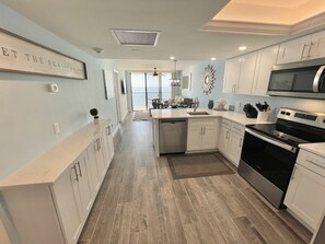 ثلاجة، ميكروويف، فرن، موقد طهي مسطح