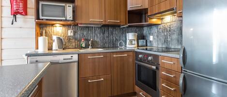 Refrigerador, microondas, lavavajillas, utensilios de cocina