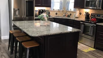 Geladeira, micro-ondas, fogão, cooktop