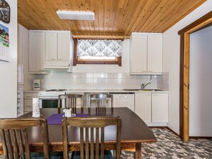 Geladeira, micro-ondas, lava-louças