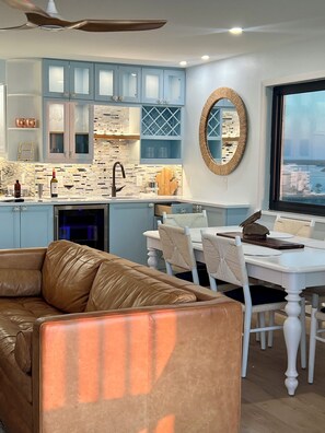 Smart TV - Direct BEACHFRONT 2bd/2bth Sea Winds of Marco FULLY REMODELED 12/2024 16th floor (Marco Island)