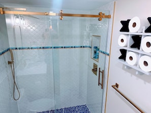 Combined shower/tub