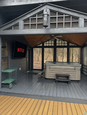Terrace/patio - Lakefront Luxury Log Cabin 6 Private Acres, 6p Hot Tub, Firepit, Kayaks, 86” TV (Garfield)