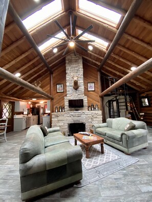 Smart TV, fireplace, books, stereo - Lakefront Luxury Log Cabin 6 Private Acres, 6p Hot Tub, Firepit, Kayaks, 86” TV (Garfield)