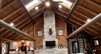 Beaver Lake Log Cabin, Lakefront on 6 Private Acres, 6 Person Hot Tub & Firepit