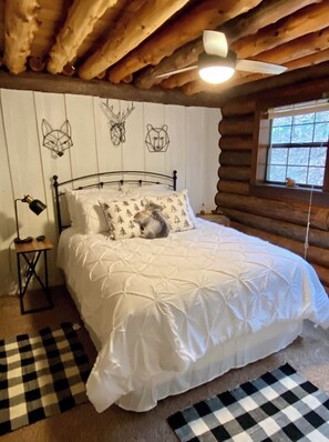 4 bedrooms, WiFi, bed sheets - Lakefront Luxury Log Cabin 6 Private Acres, 6p Hot Tub, Firepit, Kayaks, 86” TV (Garfield)