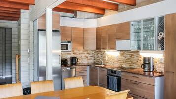 Een koelkast, een microgolfoven, een vaatwasser