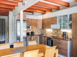 Geladeira, micro-ondas, lava-louças