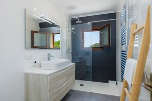 Shower, hair dryer, towels