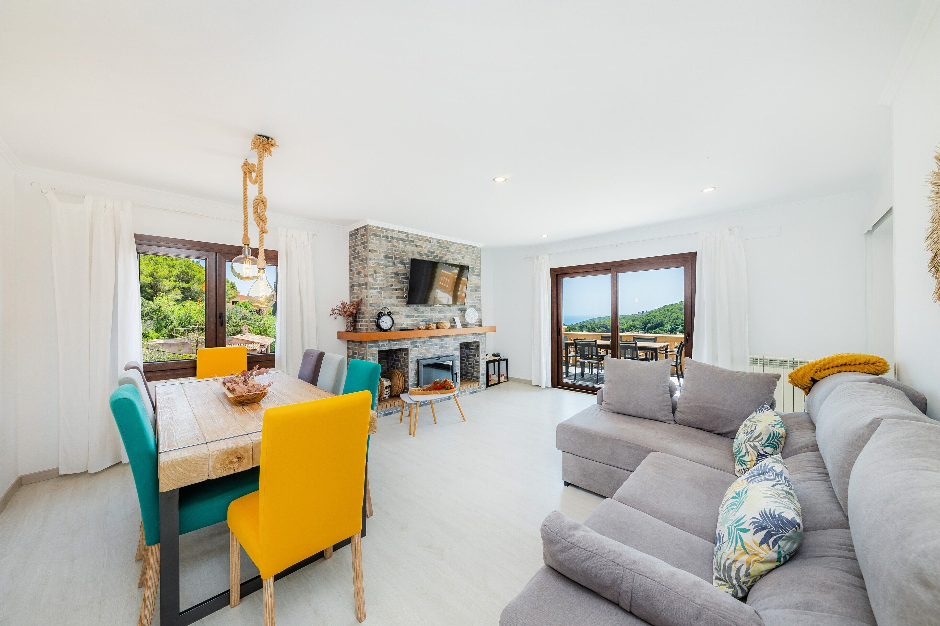 Télévision, cheminée