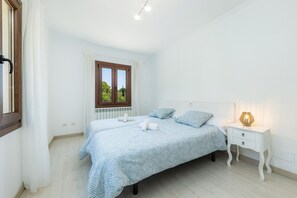 4 عدّة غرف نوم ومكواة/لوح كي وواي فاي مجانًا وملاءات أسرّة