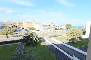 A residential area with buildings, palm trees, and a road. - Holiday Apartment 'Casa Lucia' near the Beach with Air Conditioning and Balcony (Otranto)