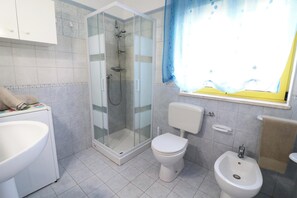 Regadera, secadora de cabello, toallas 