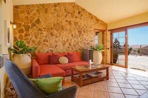 TV, ping pong - Villa "La Vista de Tefía" with Mountain View, Pool, Wi-Fi, Terrace & Garden (Tefía)