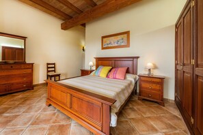 5 bedrooms, iron/ironing board, free WiFi, bed sheets