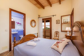 5 bedrooms, iron/ironing board, free WiFi, bed sheets - Holiday Home Turo Golf with Sea View, Wi-Fi, Pool & Garden (S'horta)
