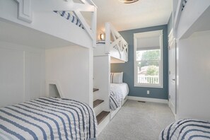 5 bedrooms, desk, iron/ironing board, travel cot - New build in 2021!  Short Walk To Beach & Downtown, Includes Hot Tub (South Haven)