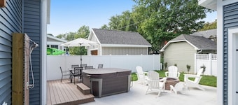 New build in 2021!  Short Walk To Beach & Downtown, Includes Hot Tub