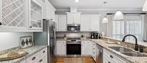 Køleskab, mikrobølgeovn, ovn, kogeplade